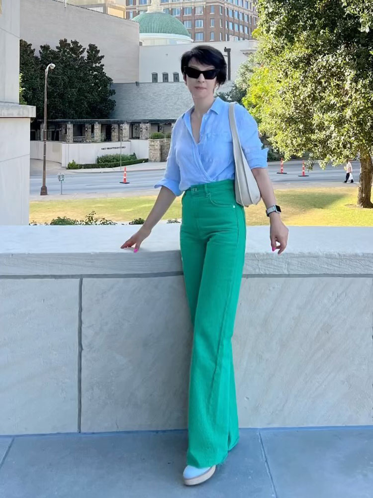 Natalia em uma roupa verde e azul |  40plusstyle.com