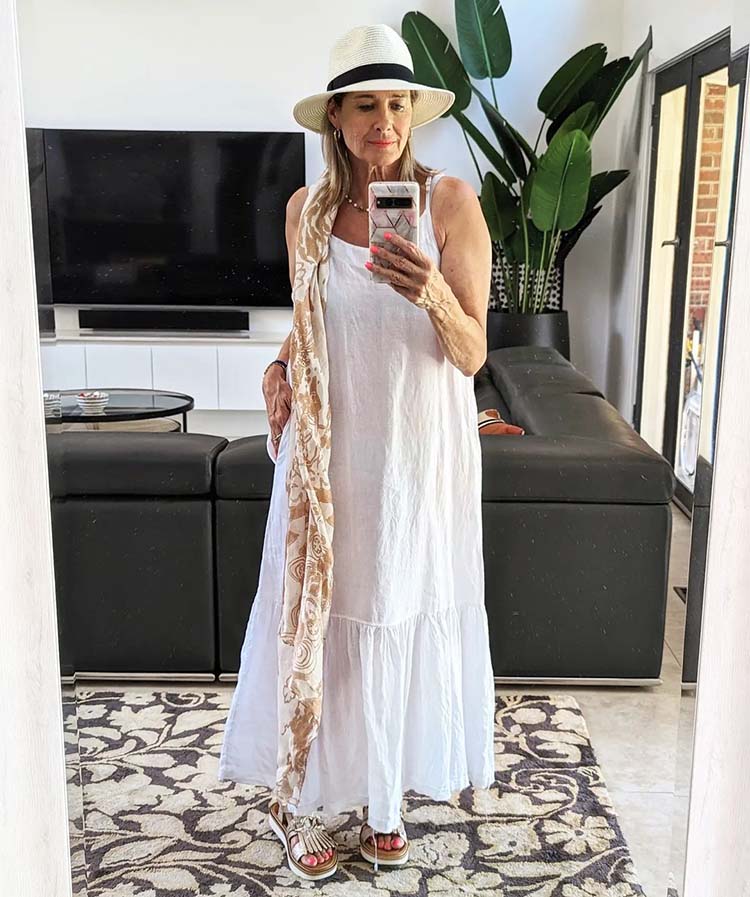 Outfits de playa de mujer - Suzie lleva vestido blanco y sandalias |  40plusstyle.com