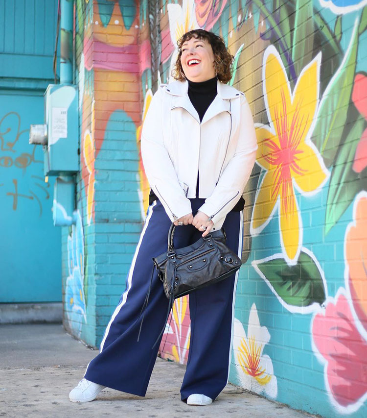Alison wears a navy and white outfits | 40plusstyle.com