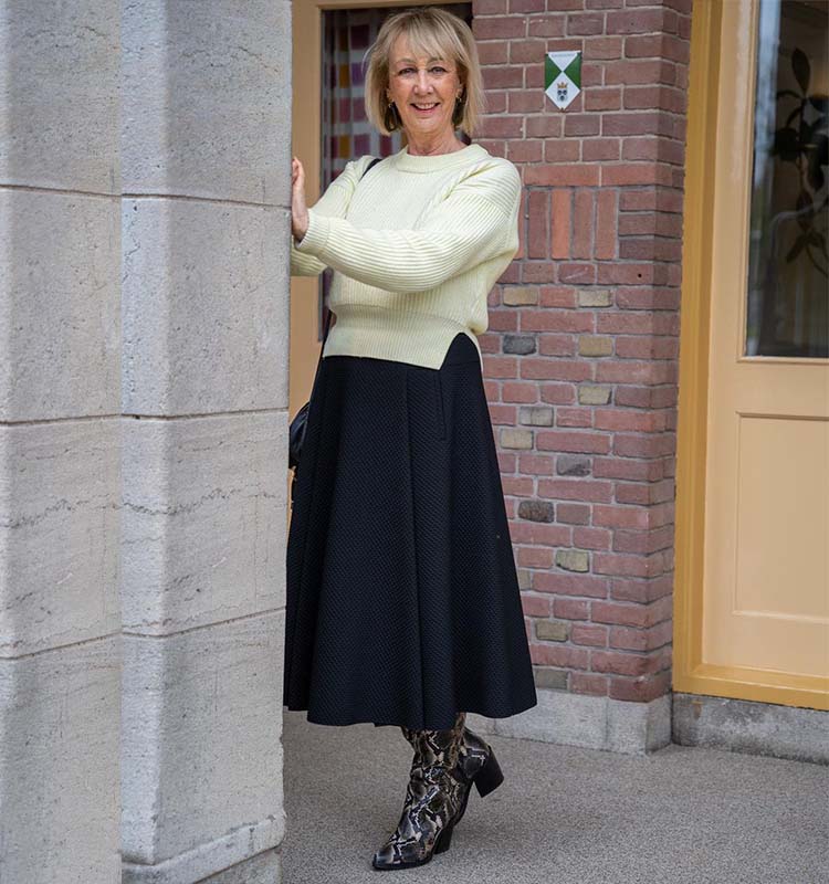 Greetje in sweater, midi skirt and boots | 40plusstyle.com