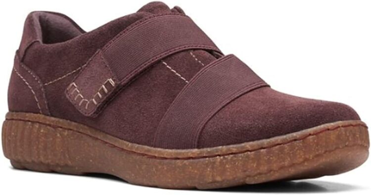 Best shoes for swollen feet - Clarks Caroline Holly Oxford | 40plusstyle.com