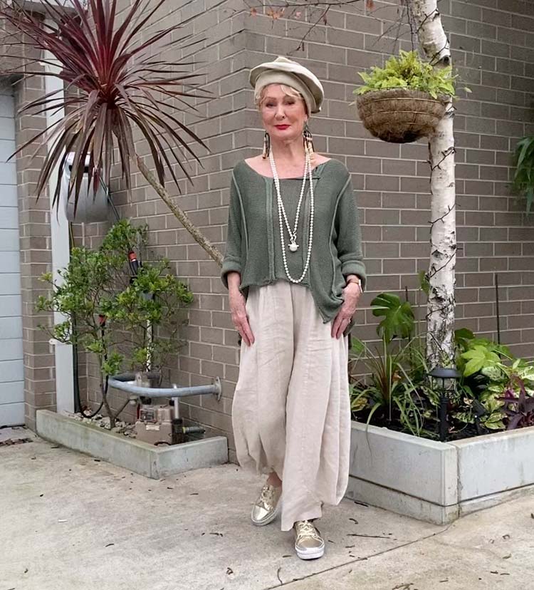 Sharryn in boat neck top, linen pants and sneakers | 40plusstyle.com