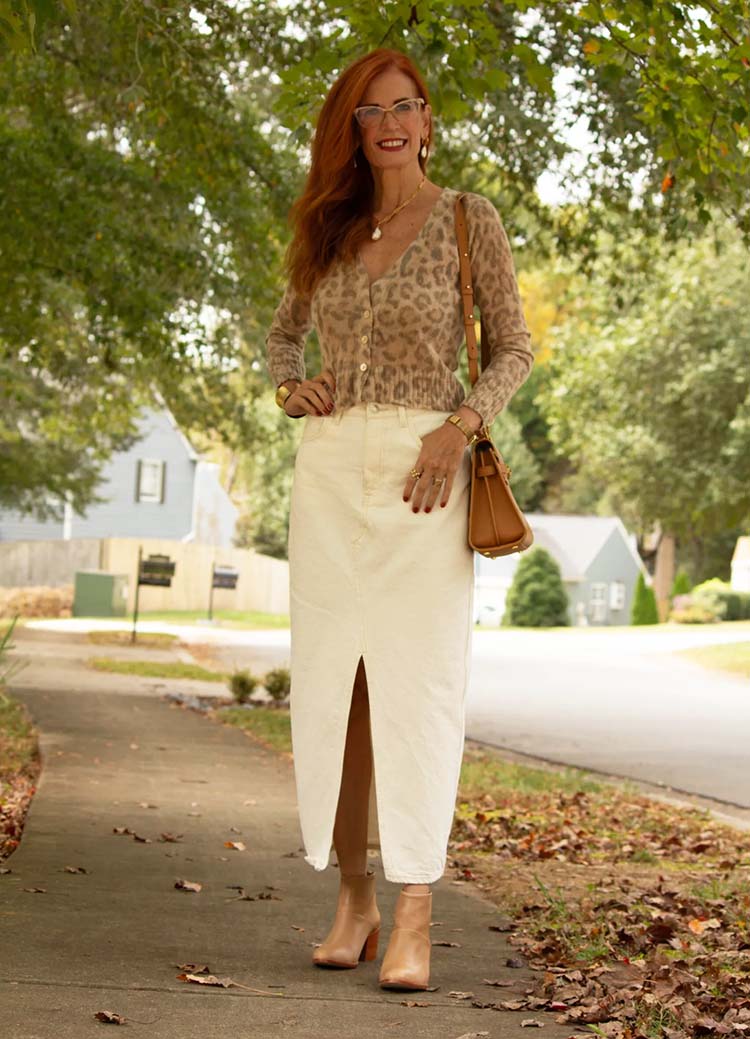 Most comfortable heels: Jess in neutral outfit | 40plusstyle.com