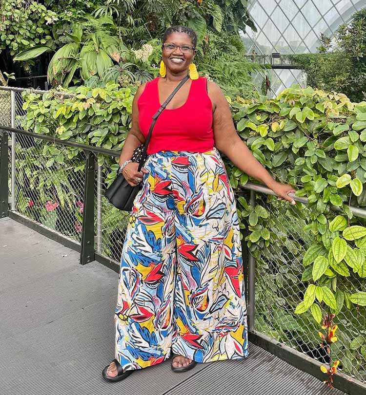 What to wear on a cruise - Georgette wears palazzo pants | 40plusstyle.com