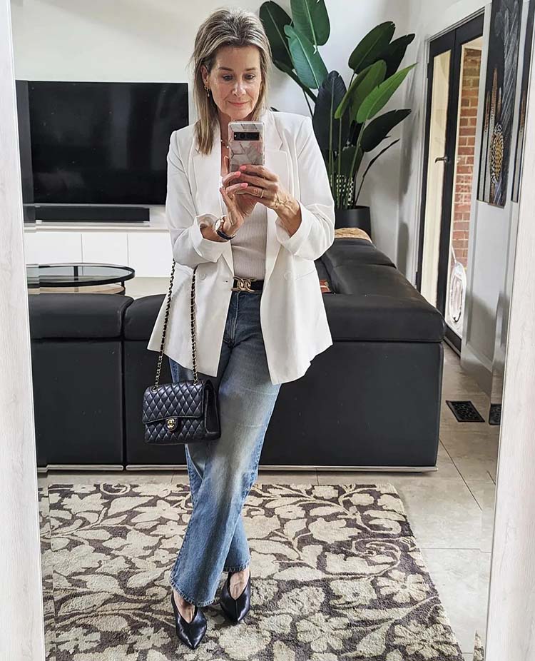 Classic style: Suzie in blazer, jeans and pumps | 40plusstyle.com