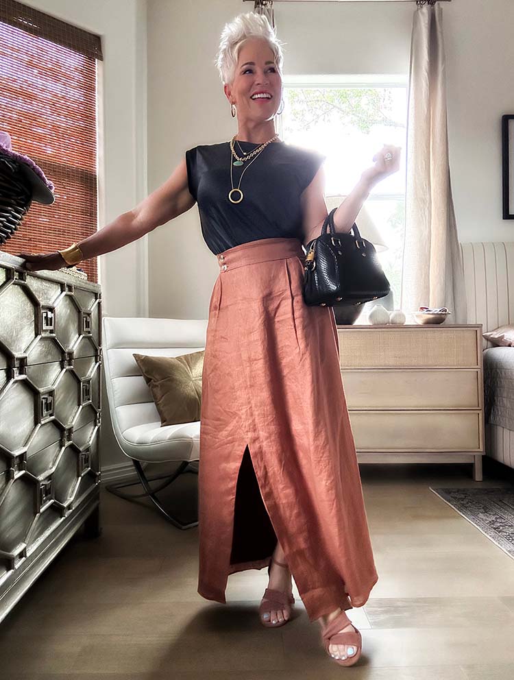 Brunch outfits - Shauna in a maxi skirt outfit | 40plusstyle.com