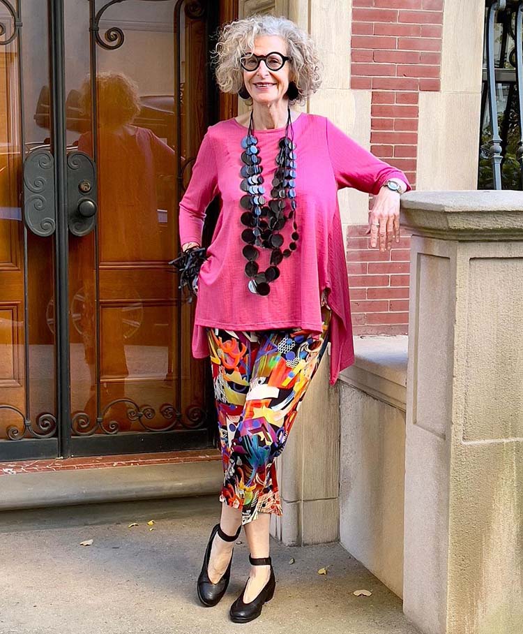 Dayle in tunic, print pants and arch support shoes | 40plusstyle.com