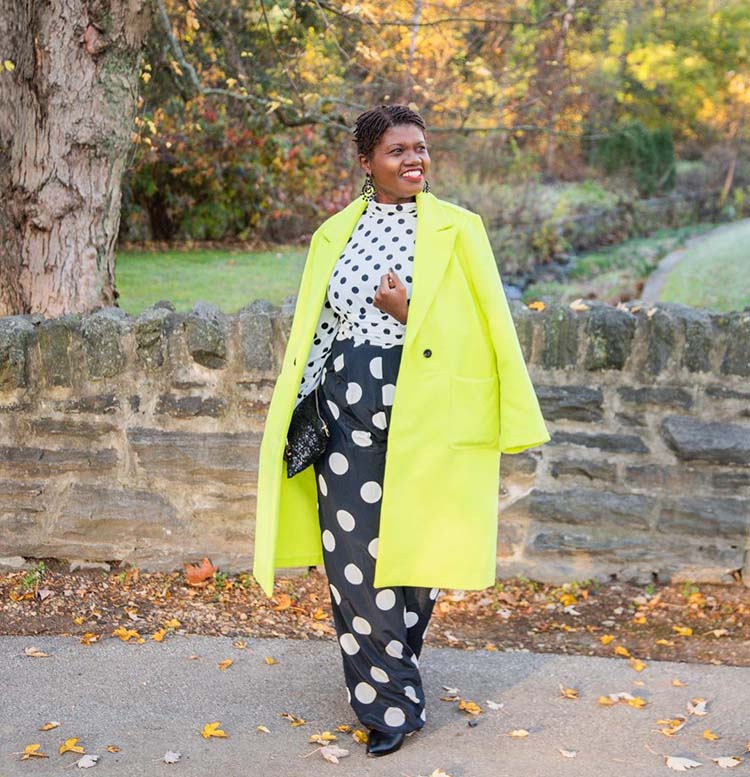 Georgette wears a polka dot outfit | 40plusstyle.com