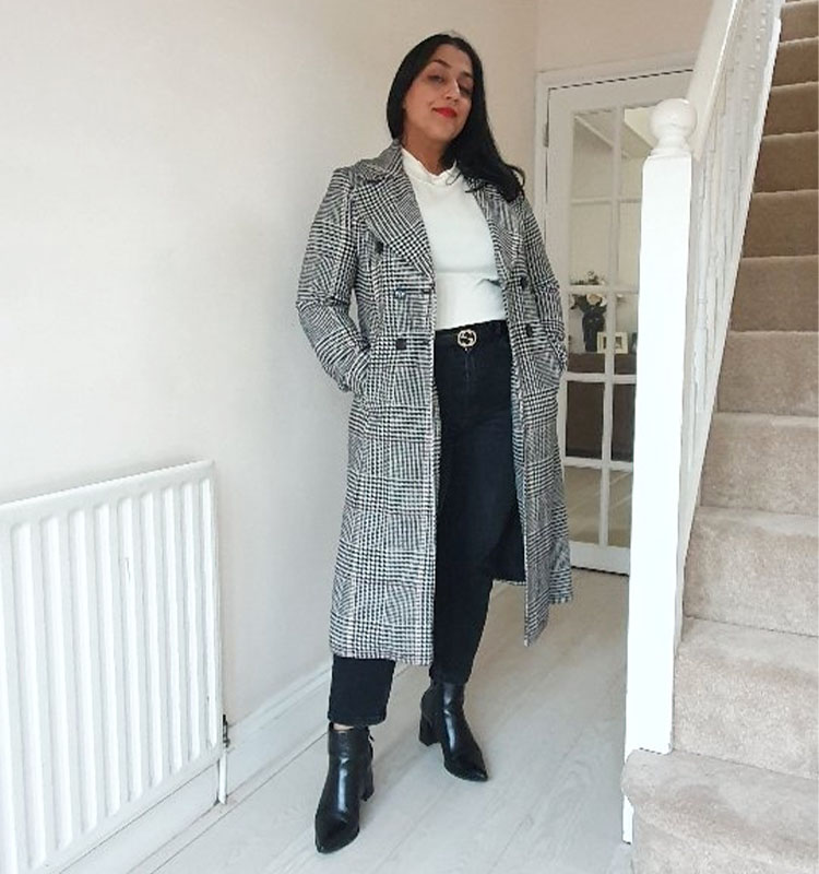 Jas in coat, jeans and booties | 40plusstyle.com