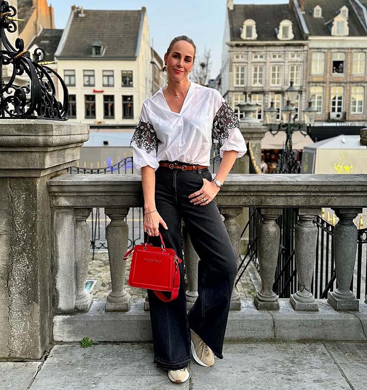Travel clothes for women - Claudia wears a shirt with statement sleeves | 40plusstyle.com