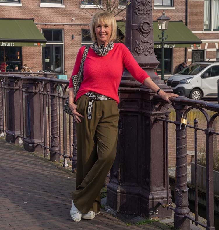 Travel clothes for women - Greetje wears a red and khaki outfit | 40plusstyle.com