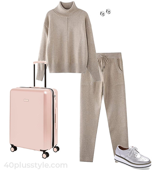 Plane outfit for long haul travel | 40plusstyle.com