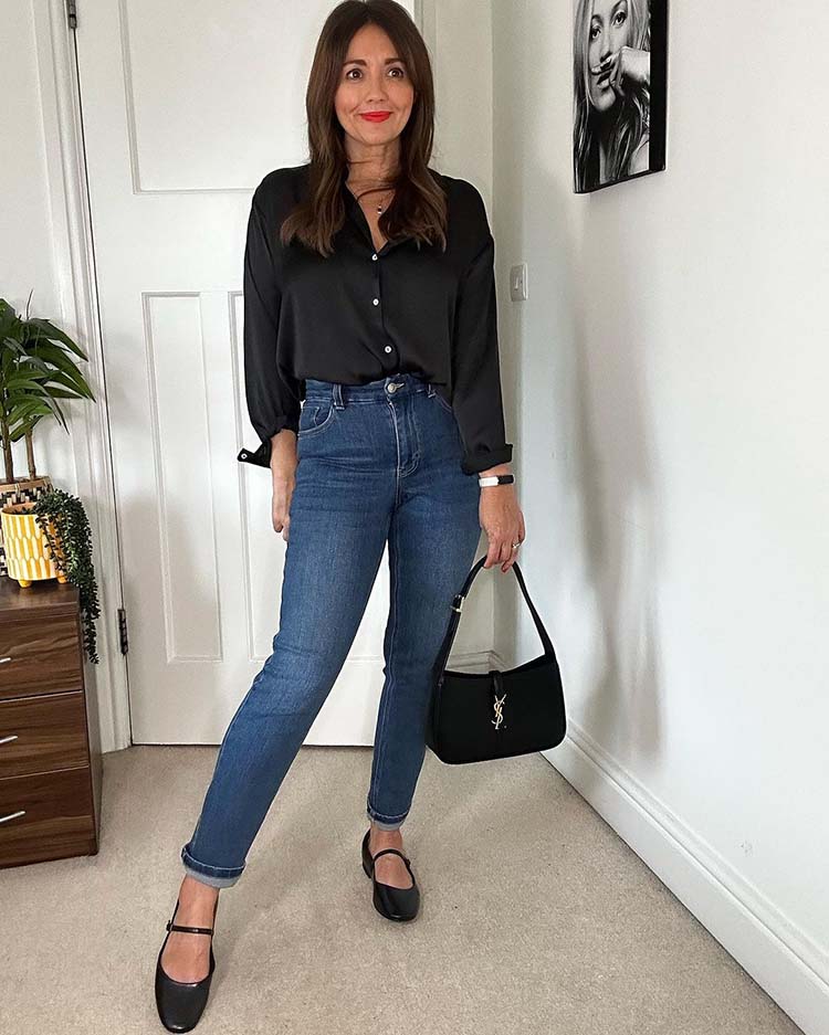 Nicola wears a black shirt and jeans | 40plusstyle.com