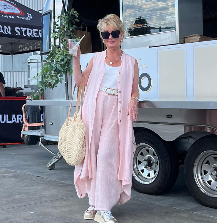 Sharryn in pink linen duster vest and pants | 40plusstyle.com