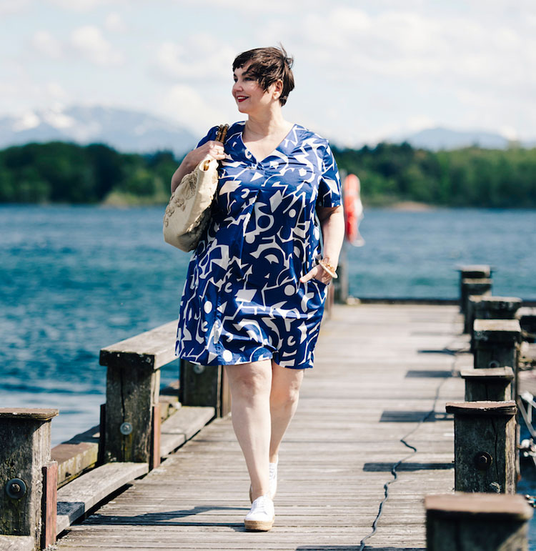 Travel clothes for women - Susanne in a print dress | 40plusstyle.com