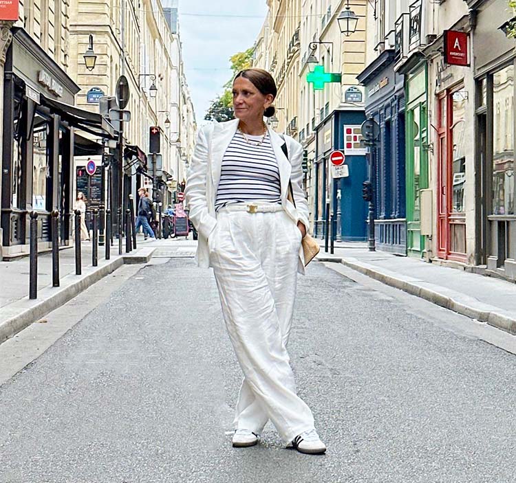 Summer suits for women: Sylvia in linen set, striped tee and sneakers | 40plusstyle.com