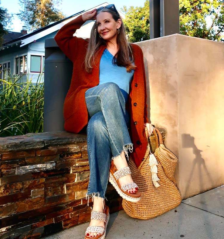Summer outfits for women - Dawn Lucy wears sandals with her jeans | 40plusstyle.com