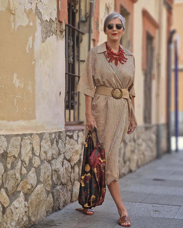 Carmen wears a linen dress and sliders | 40plusstyle.com