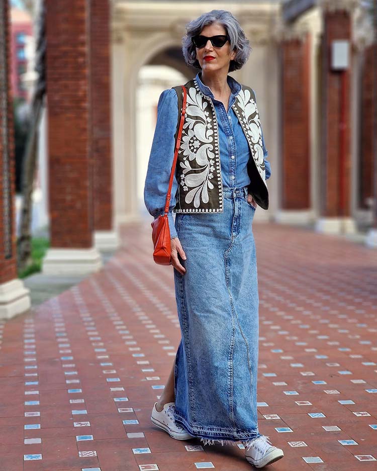 Carmen wears white sneakers with a denim skirt | 40plusstyle.com