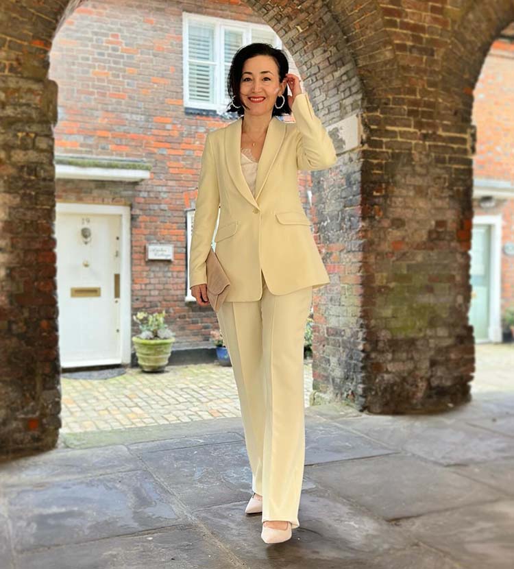 Emms wears a yellow suit | 40plusstyle.com