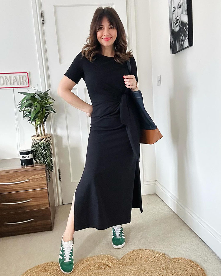 Dresses for the fall - Nicola wears a t-shirt dress and sneakers | 40plusstyle.com