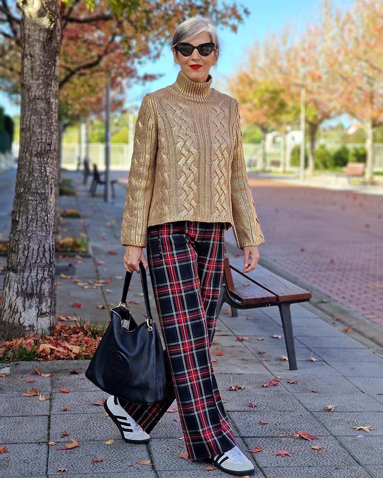 Carmen wears print pants and a chunky sweater | 40plusstyle.com