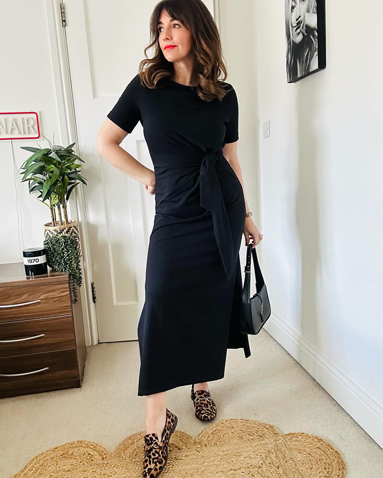 Casual wear outfits - Nicola in a t-shirt dress and flats | 40plusstyle.com