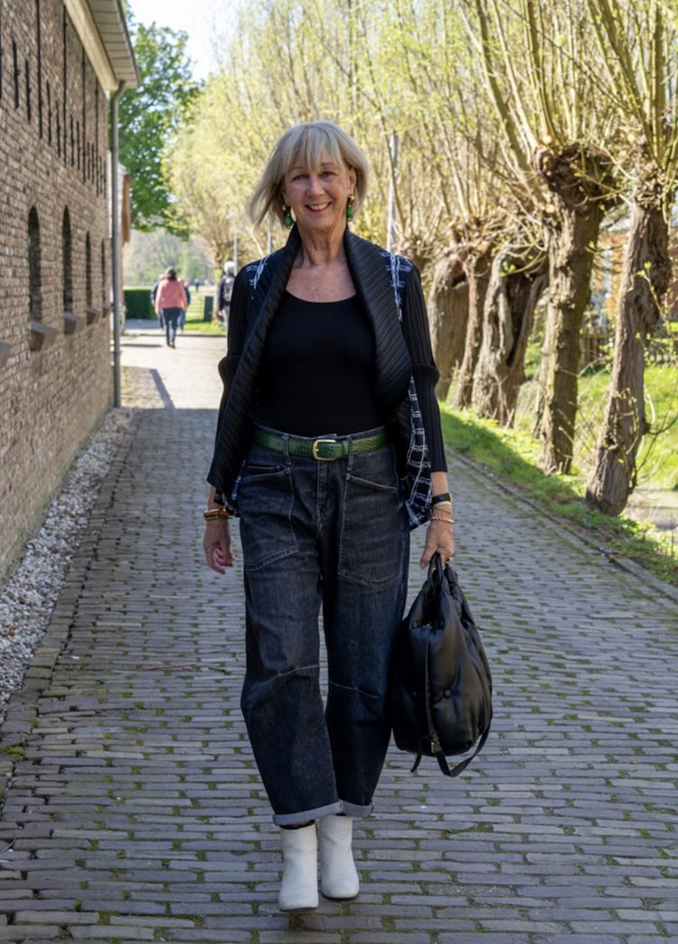 Greetje in barrel jeans | 40plusstyle.com