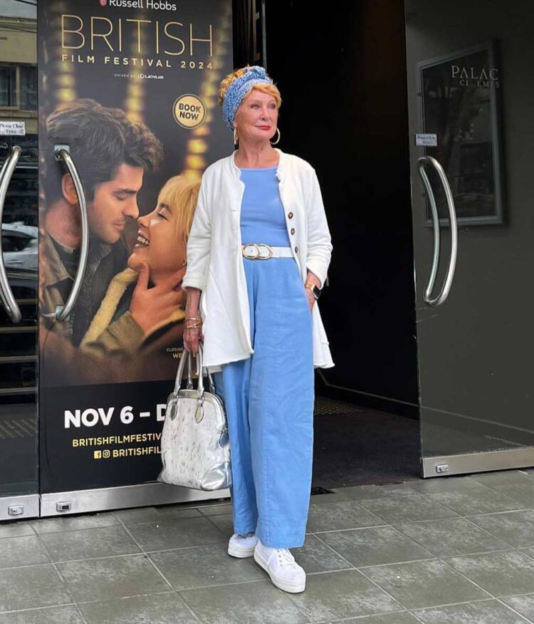 Sharryn in tunic shirt, pants and sneakers | 40plusstyle.com
