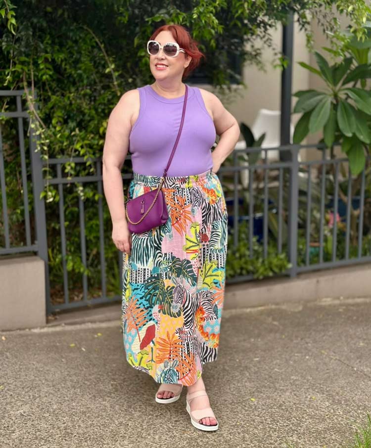 Stylish summer shoes - Kimba wears neutral sandals | 40plusstyle.com