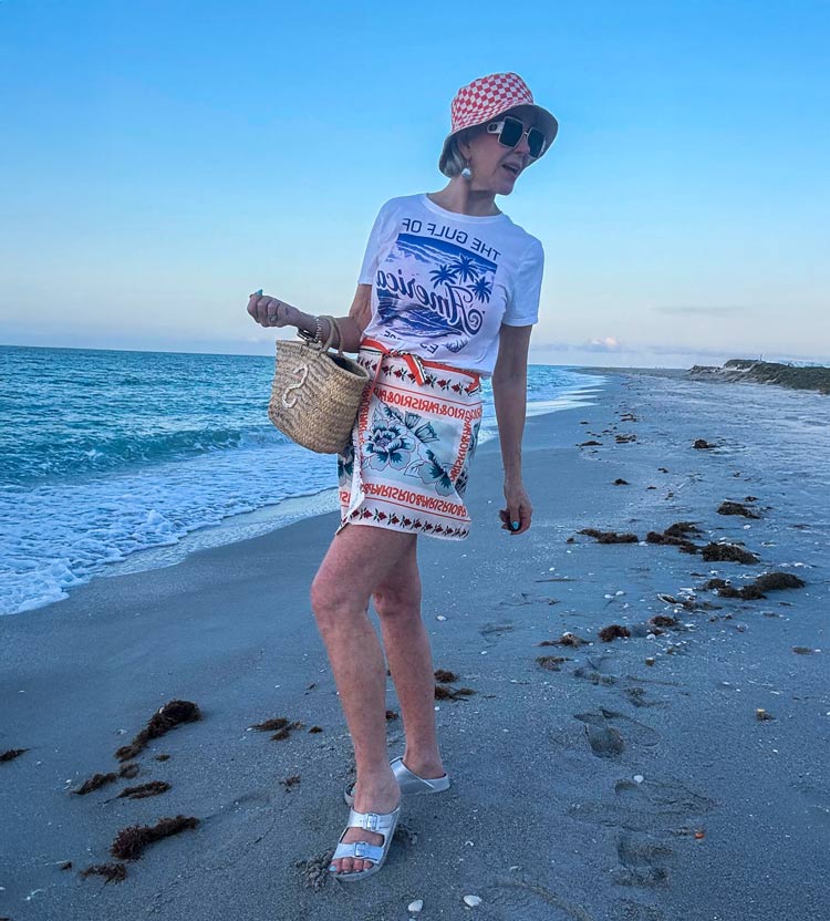 Sheree wears metallic shoes for the beach | 40plusstyle.com
