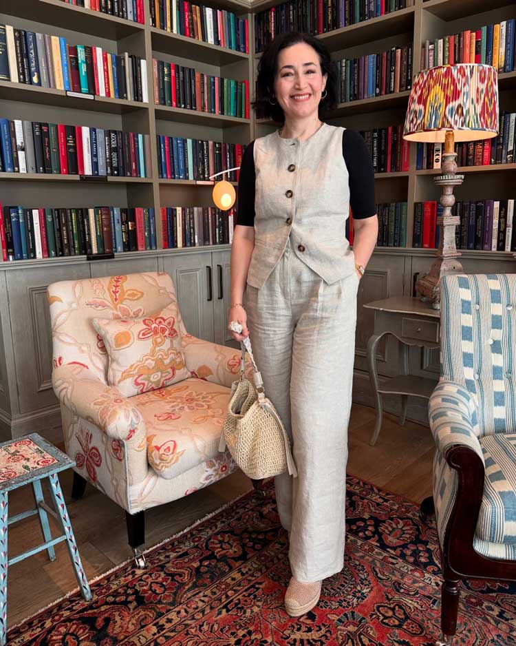 Emms wears a linen suit | 40plusstyle.com