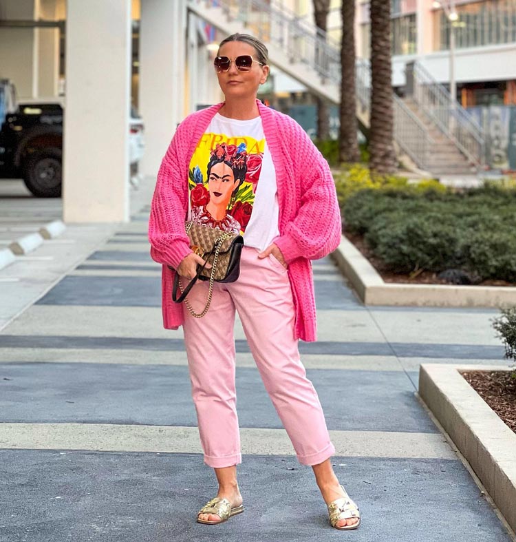 Jona wears pink | 40plusstyle.com