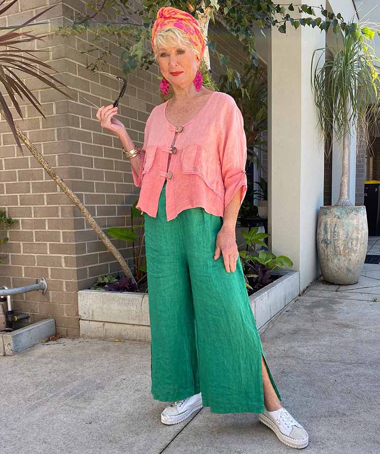 Sharryn wears a linen outfit with sneakers | 40plusstyle.com