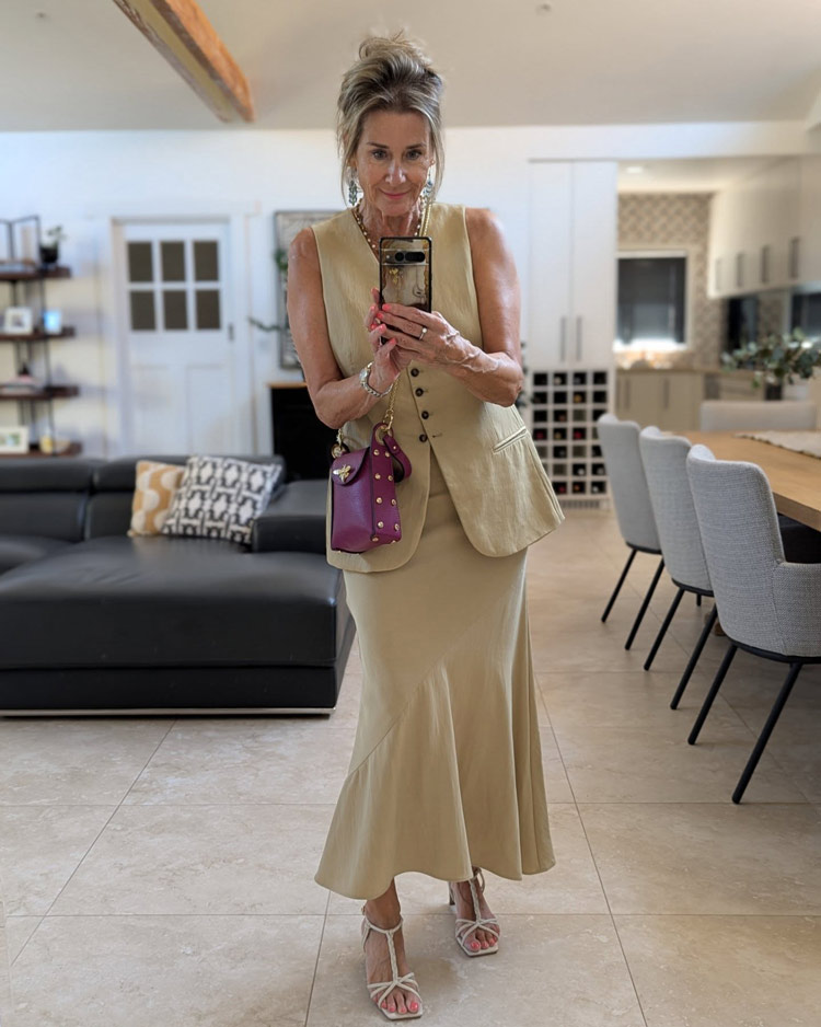 What to wear to summer events - Suzie in linen co-ordinates | 40plusstyle.com