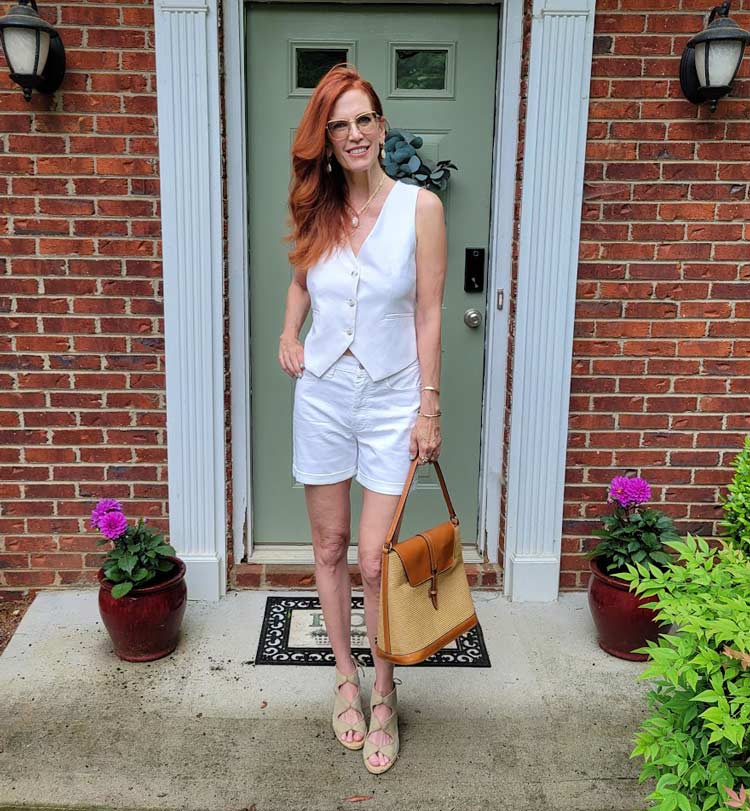 Chic shorts outfits - Jess in a white shorts outfit | 40plusstyle.com