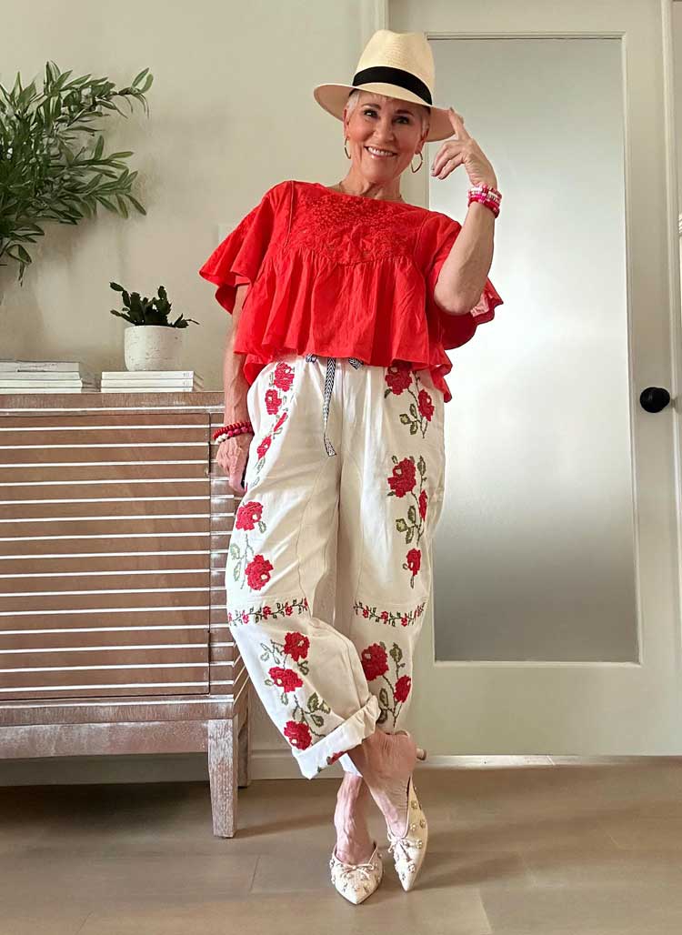 Shauna wears floral print pants | 40plusstyle.com