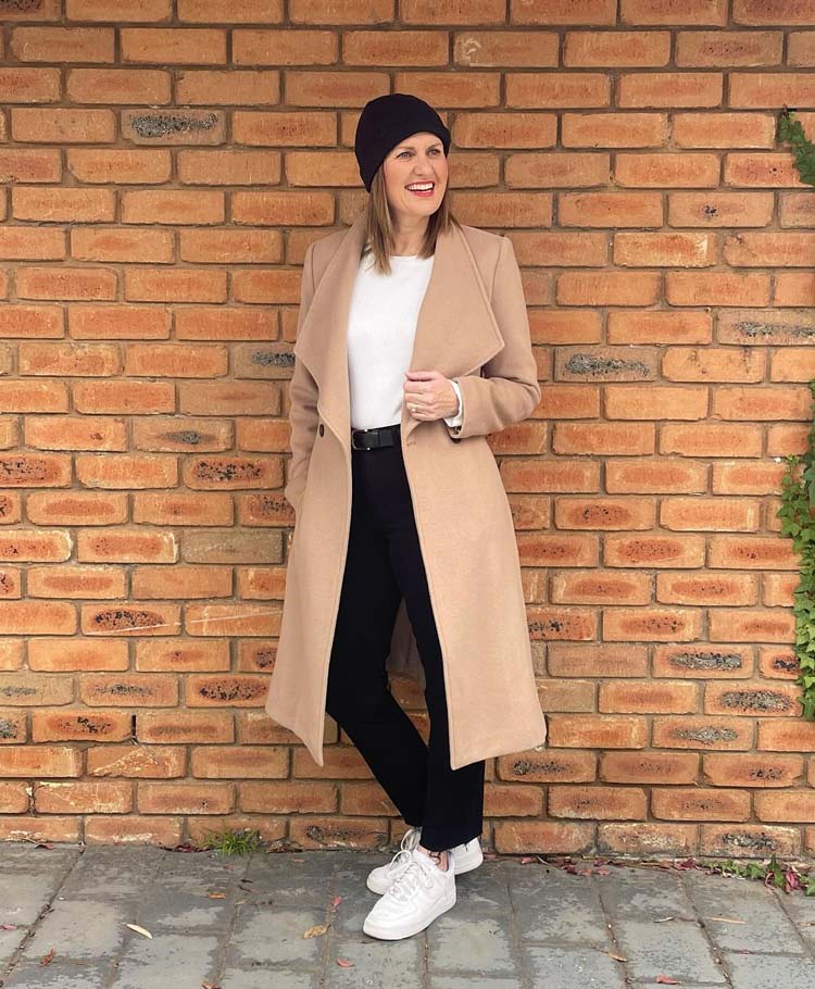 Beige coat and white sneakers outfit | 40plusstyle.com