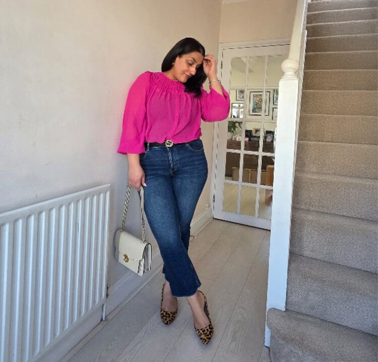 Jas in a pink blouse and jeans | 40plusstyle.com