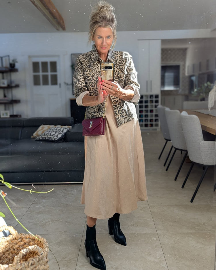 Suzie in a print jacket and beige skirt | 40plusstyle.com