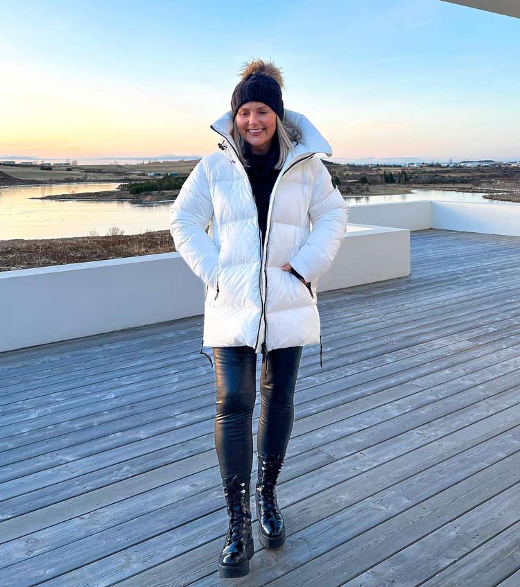 Jona in a puffer jacket and leather look leggings | 40plusstyle.com