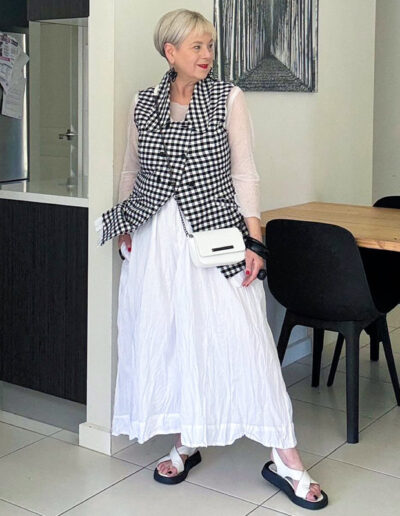 Monochrome looks for spring: black and white takes the lead | 40plusstyle.com