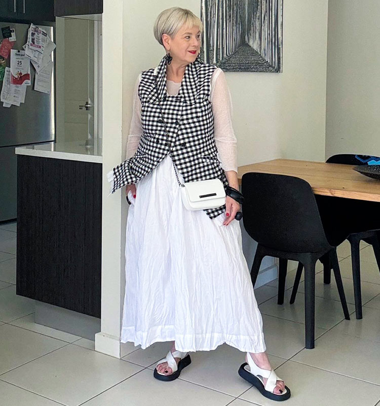 Monochrome outfits for spring: black and white takes the lead