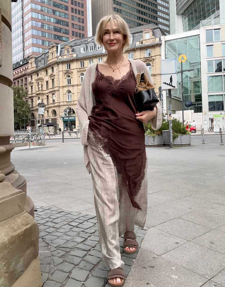 Claudia wears a asymmetric top and linen pants | 40plusstyle.com
