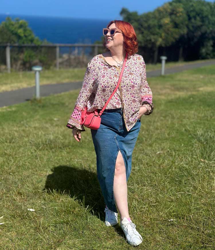 Kimba wears a floral top and denim skirt | 40plusstyle.com