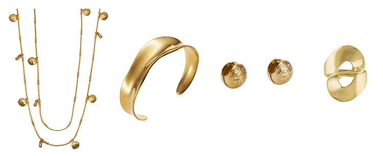 Waterproof accessories to go with your outfits for the beach | 40plusstyle.com